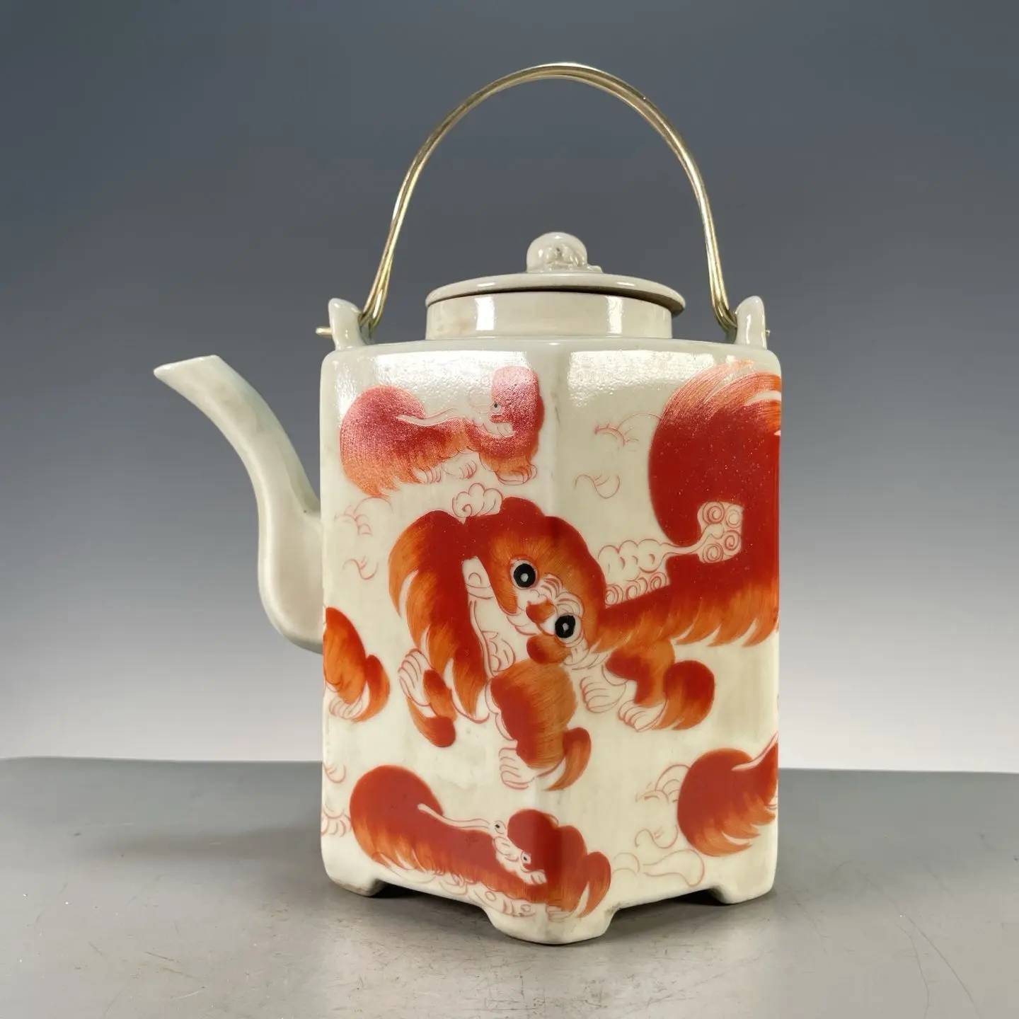 Vintage Collectible Pottery - กาน้ำชาหกเหลี่ยมสไตล์วินเทจ ลายวาดมือ รูปสิงโตไทชิ ชาเป่าโบ ทำจากเหล็กสีแดง ของสะสมตกแต่งห้องน้ำชา