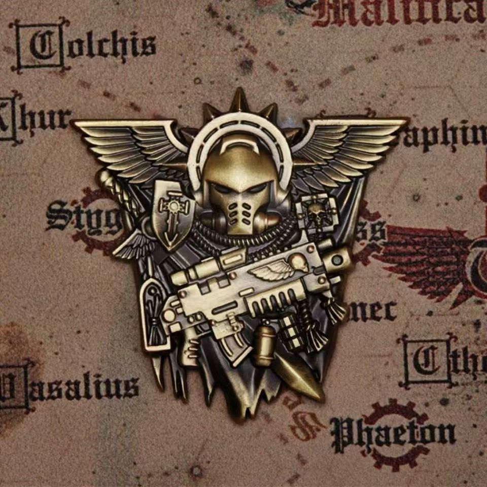 Vintage Collectible Guns - เข็มกลัดรูปหมวกนักรบโบราณสีเทาเมทัลลิก ลายวินเทจ ของตกแต่งเสื้อผ้าสไตล์ยุคกลาง ของสะสม ของขวัญ