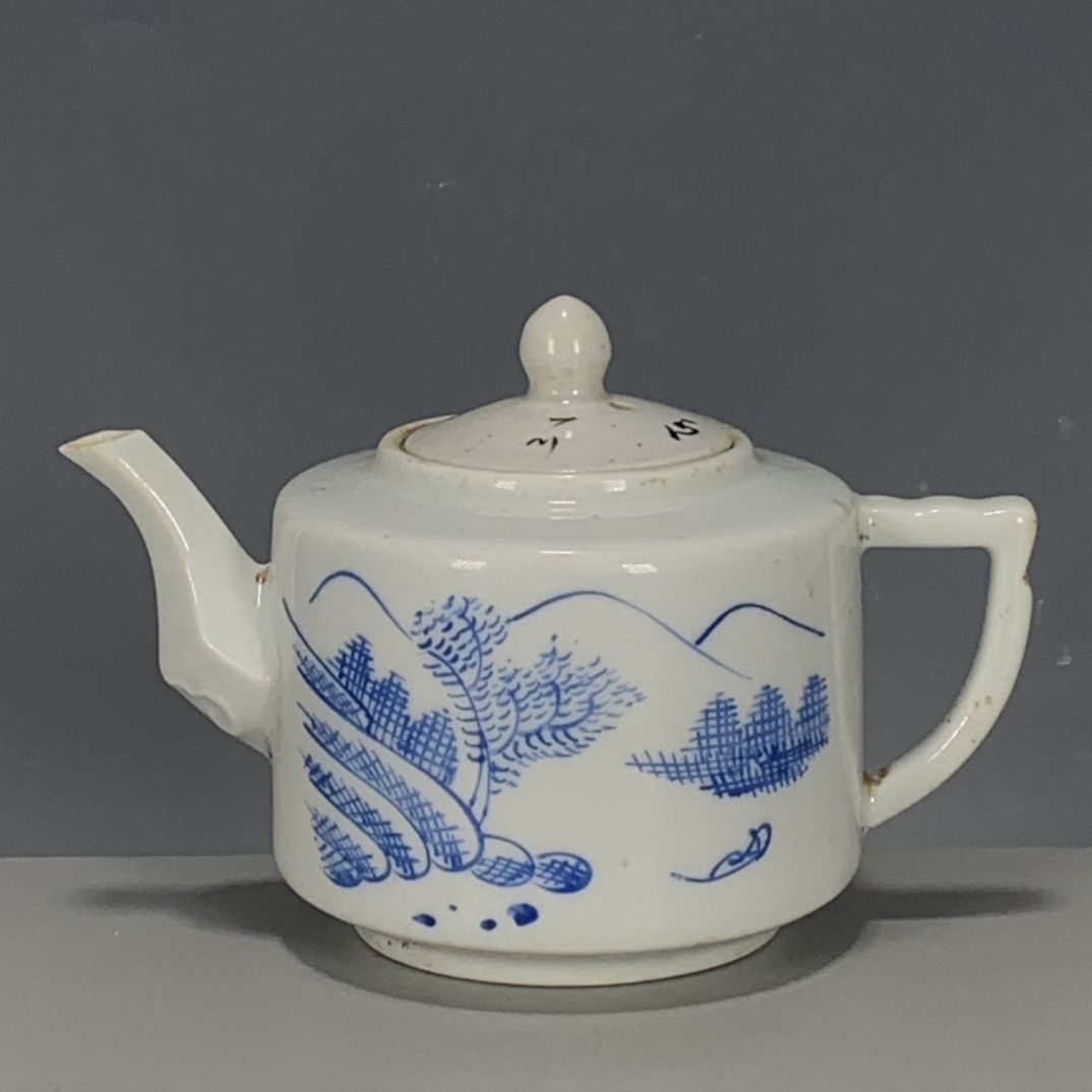 Vintage Collectible Pottery - กาน้ำชาพอร์ซเลนสีฟ้าขาวลายภูมิทัศน์จีน วาดด้วยมือ ของตกแต่งเซรามิกวินเทจสำหรับนักสะสม