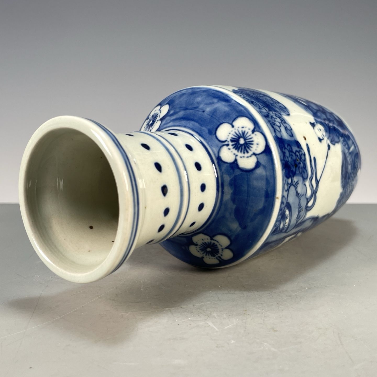 แจกันลายครามสีน้ำเงินและสีขาว  - Vintage Collectible Pottery บทวิจารณ์และราคา